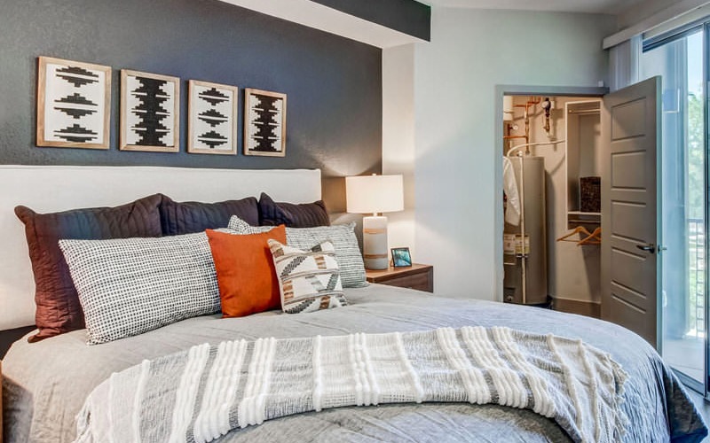 bedroom with ceiling fan and lighting fixture